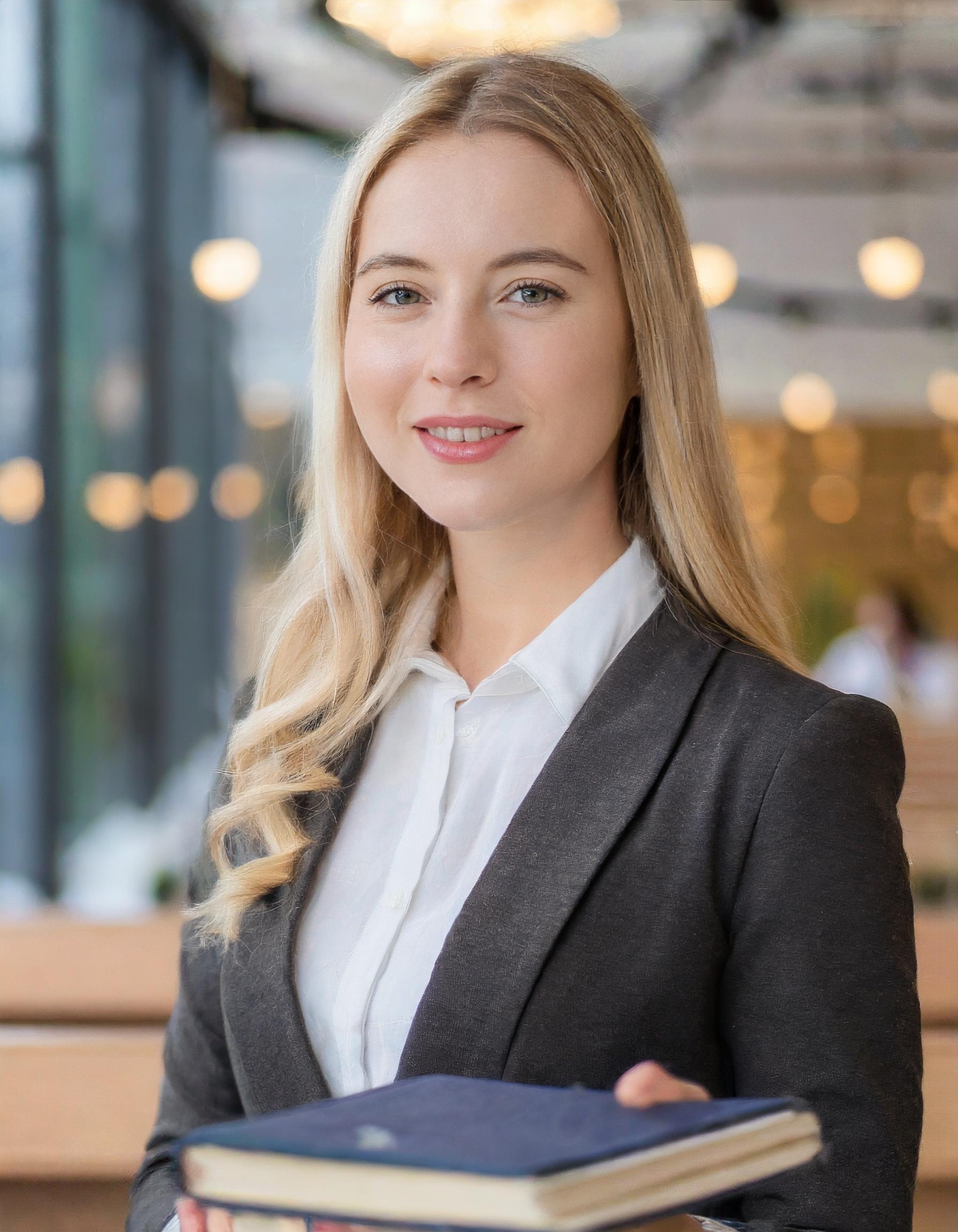 Porträt von Julia Meier, weibliche Finanzexpertin im Business-Look