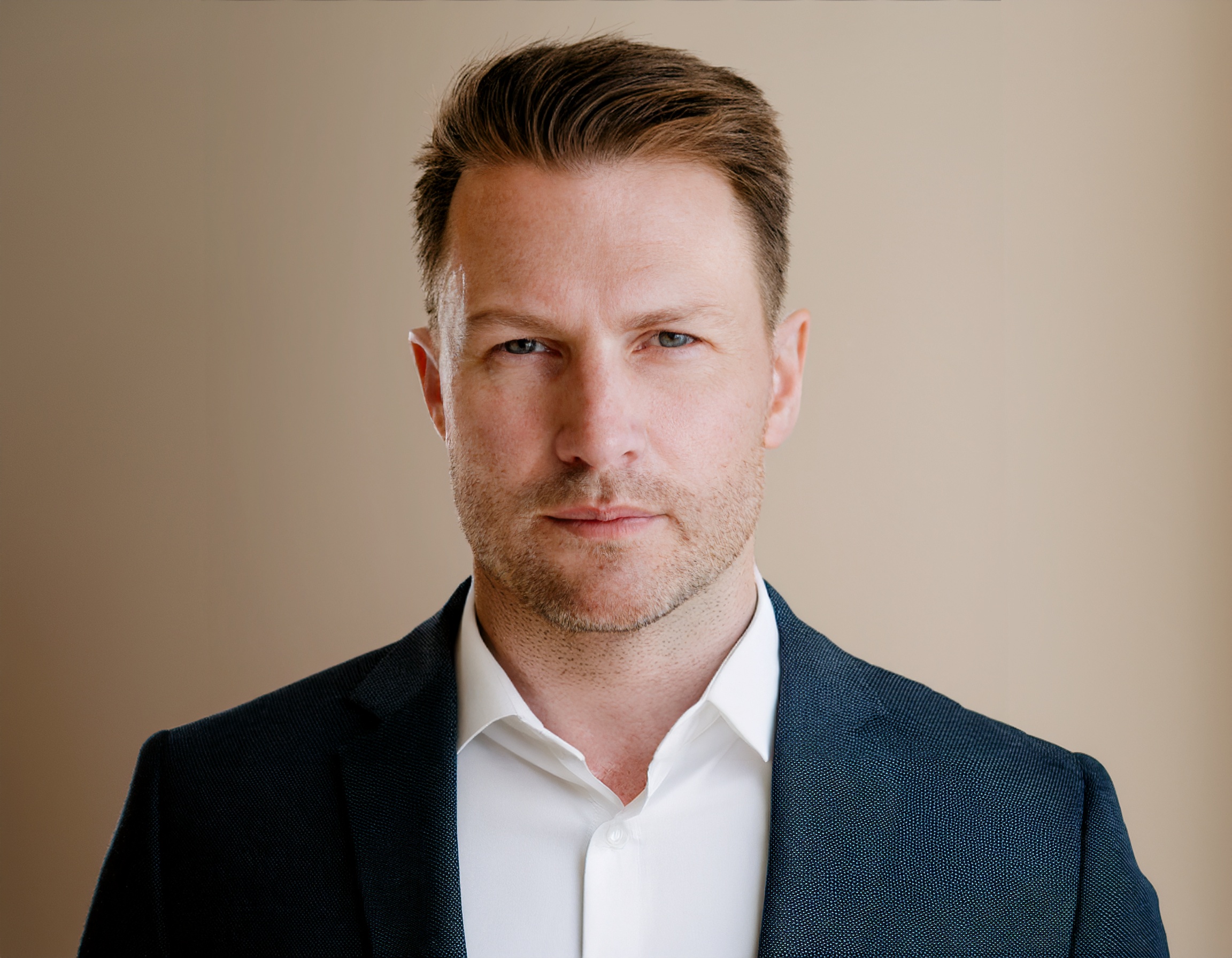 Porträt von Bernd Rumpf, männlicher Steuerberater im Business-Look